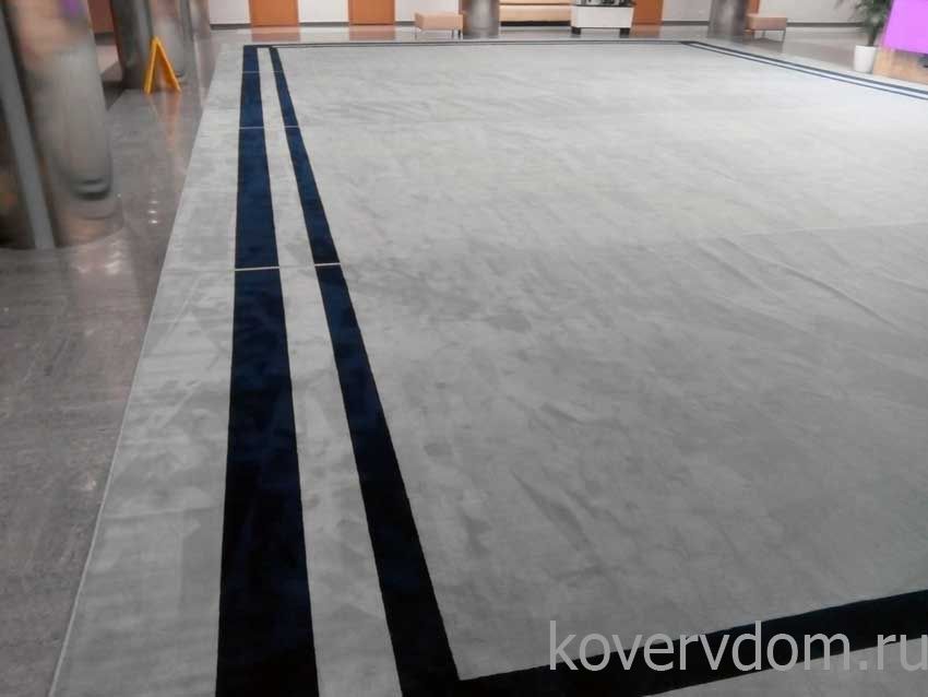 Композиция из полушерстяных ковров и ковровых дорожек в бизнес центр Композиция из полушерстяных ковров и ковровых дорожек в бизнес центр
